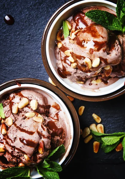 Helado Chocolate Con Cobertura Piñones Fritos Decorados Con Hojas Menta — Foto de Stock