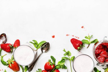 Çilekli milkshake nane, beyaz arka plan, üstten görünüm