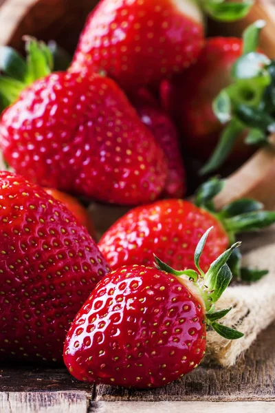 新鲜红草莓 复古木质背景 选择性聚焦 — 图库照片