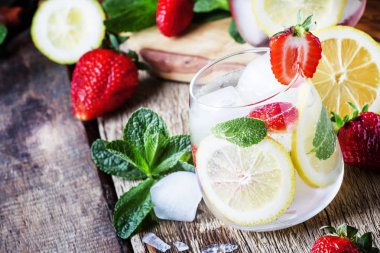 Yaz Buzlu limonata çilek, limon, nane ve soda, vintage ahşap arka plan, seçici odak ile
