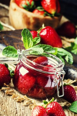 Çilek reçeli, vintage ahşap arka plan, seçici odak