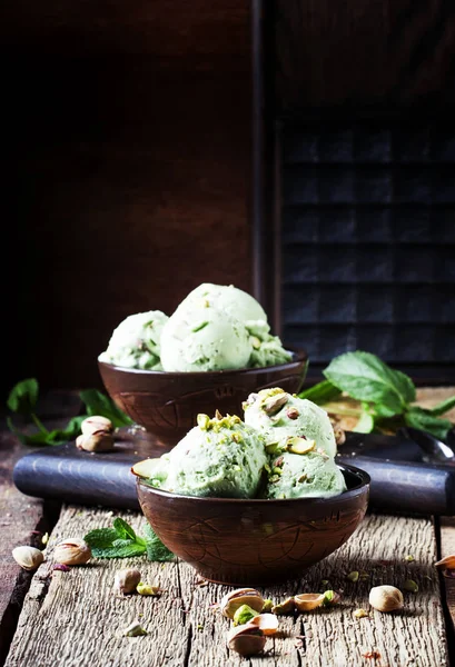 견과류 민트와 장식으로 피스타치오 아이스크림 나뭇잎 빈티지 선택적 — 스톡 사진