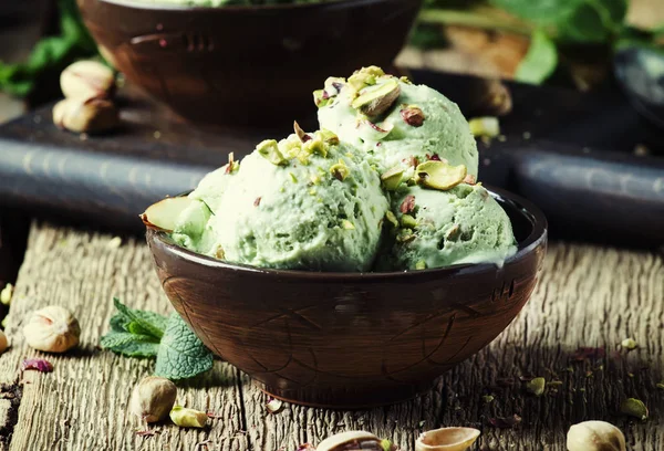 Gelato Pistacchio Con Noci Decorato Con Foglie Menta Fondo Legno — Foto Stock