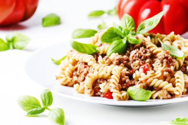 Bir tabak, beyaz arka plan, seçici odak et domates soslu makarna