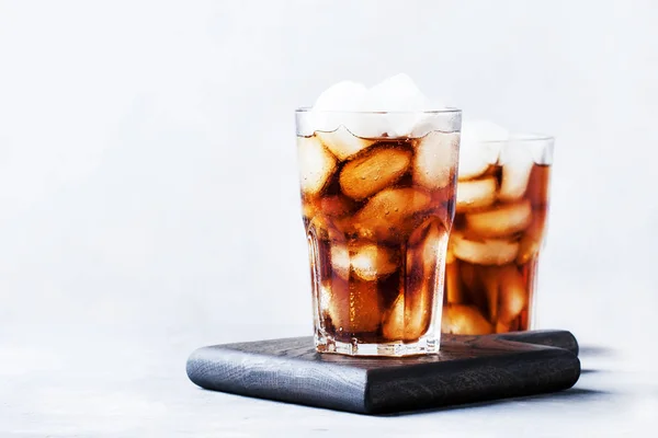 Minuman Keras Koktail Rum Cola Dengan Latar Belakang Abu Abu — Stok Foto