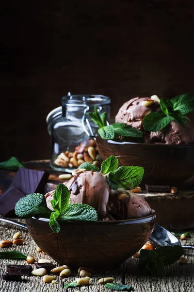 Choklad Glass Med Topping Och Stekt Pinjenötter Dekorerad Med Myntablad — Stockfoto