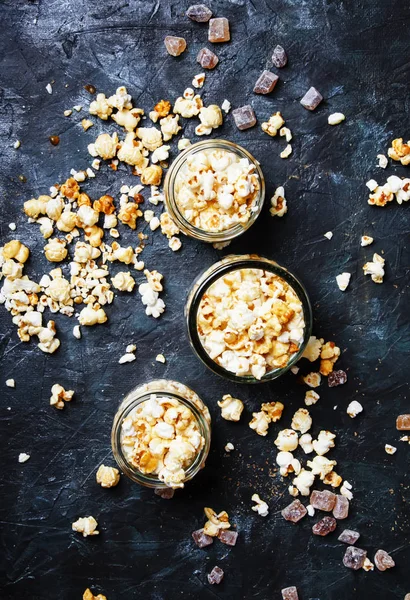 Karamel Popcorn Manis Latar Belakang Gelap Tampilan Atas — Stok Foto