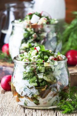   sebze, et ve otlar, soğuk yaz çorbası giyinmiş ekmek Kvas ve kefir, eski ahşap arka plan, seçici odak ile