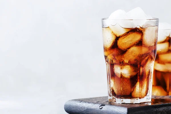 Minuman Keras Koktail Rum Cola Dengan Latar Belakang Abu Abu — Stok Foto