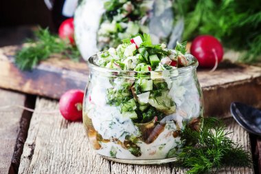   sebze, et ve otlar, soğuk yaz çorbası giyinmiş ekmek Kvas ve kefir, eski ahşap arka plan, seçici odak ile