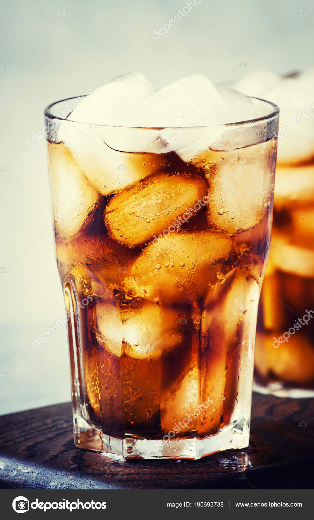 Alkoholischer Cocktail Aus Rum Cola Mit Eis Grauer Hintergrund ...