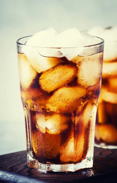 Cocktail Alcolico Rum Cola Con Ghiaccio Fondo Grigio Focus Selettivo — Foto Stock