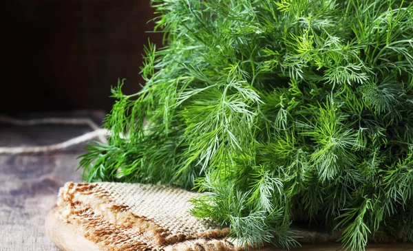 Frischer Dill Auf Dem Alten Holztisch Rustikaler Stil Selektiver Fokus — Stockfoto