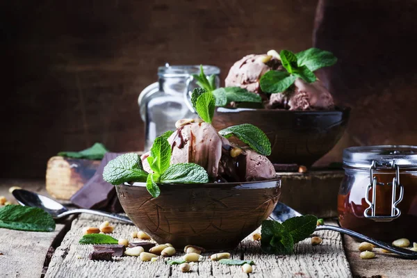 Choklad Glass Med Topping Och Stekt Pinjenötter Dekorerad Med Myntablad — Stockfoto