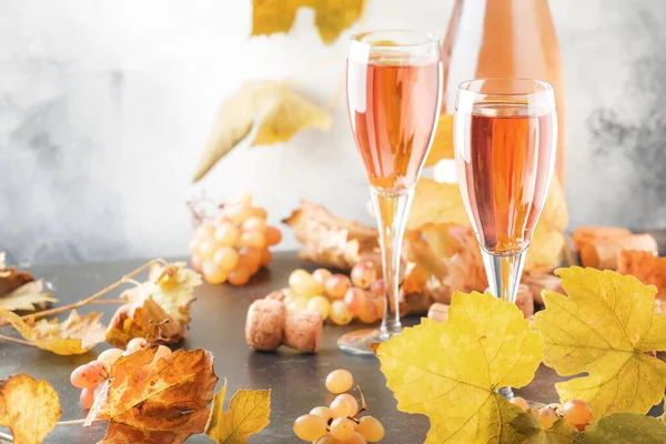 Rose Roze Champagne Glazen Fles Grijze Achtergrond Wijn Proeven Concept — Stockfoto