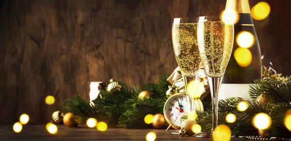 Due Bicchieri Champagne Decorazioni Natalizie Sfondo Bokeh Dorato Neve Legno — Foto Stock