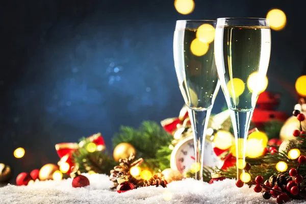 Due Bicchieri Champagne Decorazioni Natalizie Sfondo Blu Neve Bokeh Dorato — Foto Stock