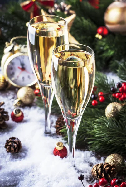 Due Bicchieri Champagne Decorazioni Natalizie Sfondo Blu Neve Bokeh Dorato — Foto Stock