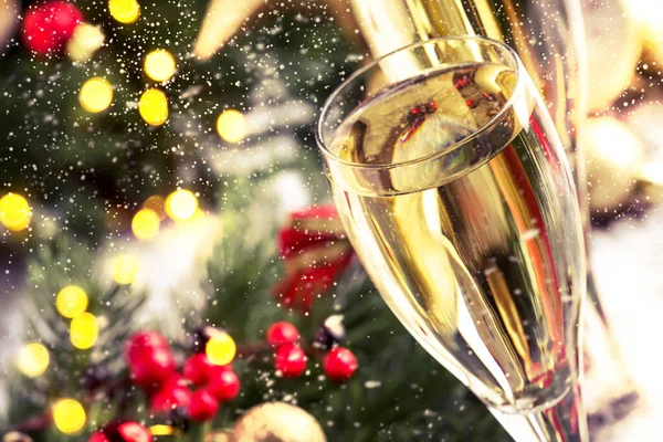 Due Bicchieri Champagne Decorazioni Natalizie Sfondo Blu Neve Bokeh Dorato — Foto Stock