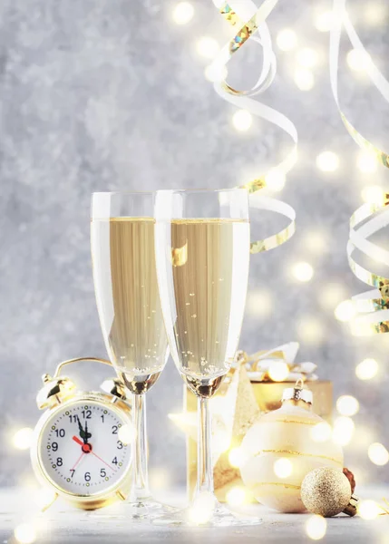 Due Bicchieri Champagne Decorazione Natalizia Sfondo Grigio Oro Bokeh Felice — Foto Stock