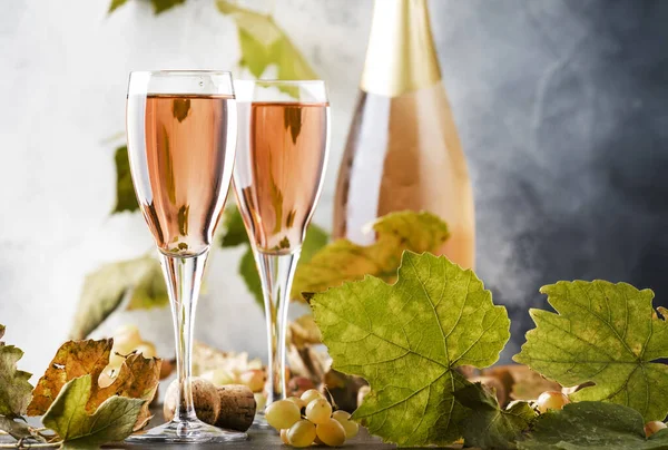 Rosrosa Champagne Glasögon Och Flaska Grå Bakgrund Vinprovning Koncept Kopiera — Stockfoto