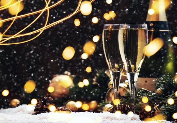 Due Bicchieri Champagne Decorazioni Natalizie Sfondo Bokeh Dorato Neve Legno — Foto Stock
