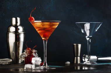 Bourbon, kırmızı vemuth, acı ile klasik alkollü kokteyl Manhattan, buz ve kokteyl kiraz cam, gece bar arka plan, metin için seçici odak yerleştirin