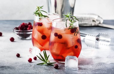 Kızılcık kokteyl cape kodder buz, biberiye ve meyveler, araçlar, counter arka plan, üstten görünüm mavi bar