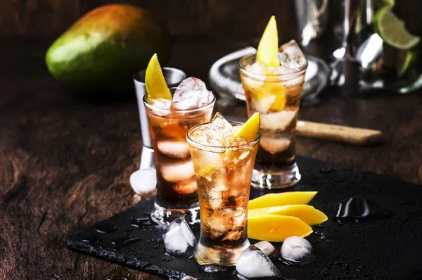 Cocktail Alcolico Con Mango Mirtilli Rossi Lime Ghiaccio Liquore Tritati — Foto Stock