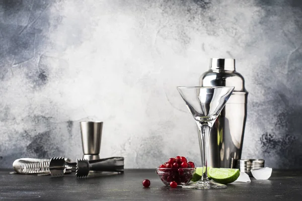 Preparação Coquetel Alcoólico Clássico Cosmpolitan Com Vodka Licor Suco Cranberry — Fotografia de Stock