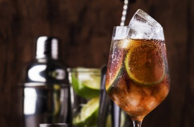 Votka ile Alkollü kokteyl Long Island, cin, tekila gümüş, beyaz rom, likör, şeker şurubu, limon suyu, kola ve buz küpleri, vintage bar ahşap sayaç arka plan, seçici odak