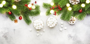 Kakao, çikolata ve marshmallow ile sıcak kış içeceği cam bardak gri arka plan, üst görünüm, kopya alanı