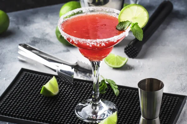 Watermeloen Margarita Alcoholische Cocktail Met Zilveren Tequila Limoensap Mint Watermeloen — Stockfoto