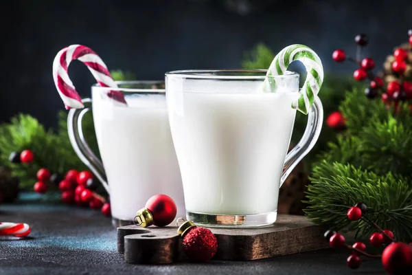 Ζεστό Χειμώνα Λευκό Ποτό Ζαχαρωτά Χριστούγεννα Πρωτοχρονιά Διακοσμητικά Σκούρο Φόντο — Φωτογραφία Αρχείου