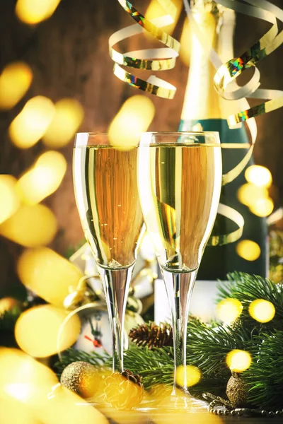 Deux Verres Champagne Décoration Noël Sur Fond Bokeh Doré Neige — Photo