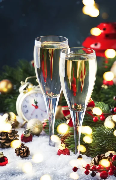 Deux Verres Champagne Décoration Noël Sur Fond Bokeh Doré Neige — Photo