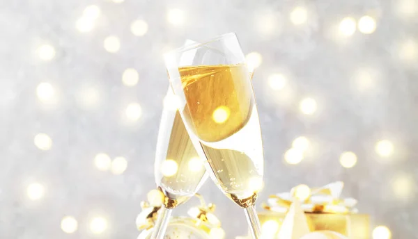 Zwei Sektgläser Und Weihnachtsdekoration Über Grauem Goldenem Bokeh Hintergrund Frohes — Stockfoto