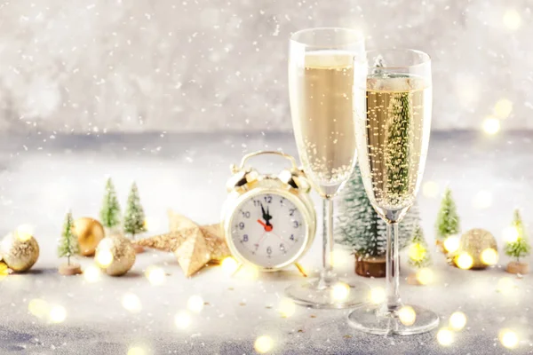 Due Bicchieri Champagne Decorazione Natalizia Sfondo Grigio Oro Bokeh Felice — Foto Stock