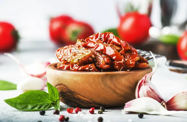 Tomates Secos Sol Azeite Com Manjericão Verde Especiarias Tigela Madeira — Fotografia de Stock