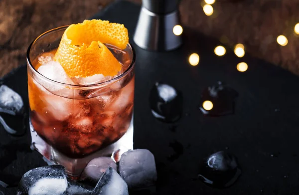 Cocktail Rosso Con Vermut Secco Amaro Soda Scorza Arancia Ghiaccio — Foto Stock