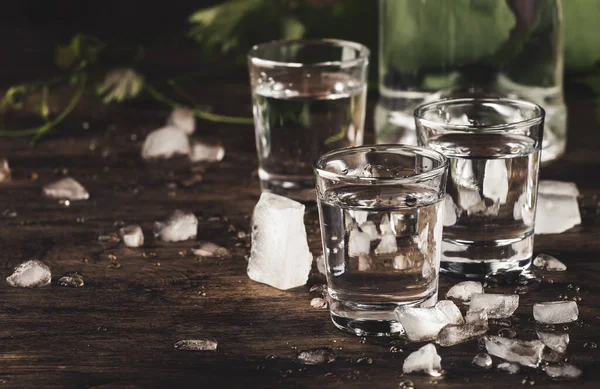 Studená Vodka Střílené Sklenici Starý Dřevěný Stůl Selektivní Zaměření — Stock fotografie