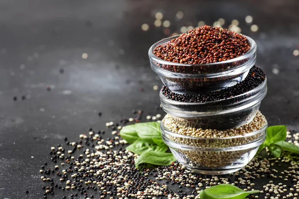 Schwarze Weiße Und Rote Quinoa Schalen Rohe Quinoa Grütze Sortiert — Stockfoto