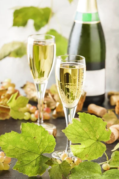 Champagne Brut Eller Mousserande Vin Glas Grå Bakgrund Höstens Stilleben — Stockfoto