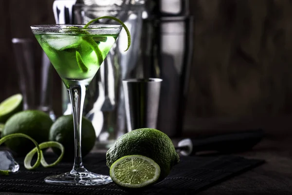 Grünes Alkoholisches Cocktailmartini Glas Mit Trockenem Gin Wermut Likör Limettenschale — Stockfoto