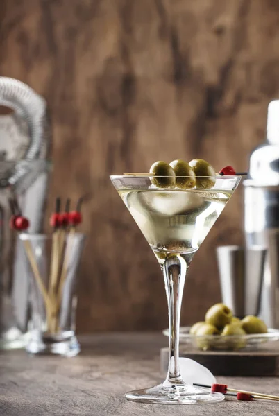 Klasszikus Martini Vodka Koktél Száraz Vermuttal Vodka Zöld Olajbogyóval Bárszerszámok — Stock Fotó