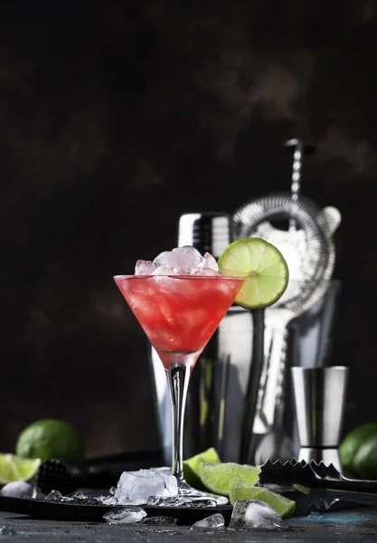 红色西瓜酒精鸡尾酒 带有伏特加 石灰和碎冰 金属酒吧工具 深色背景 — 图库照片