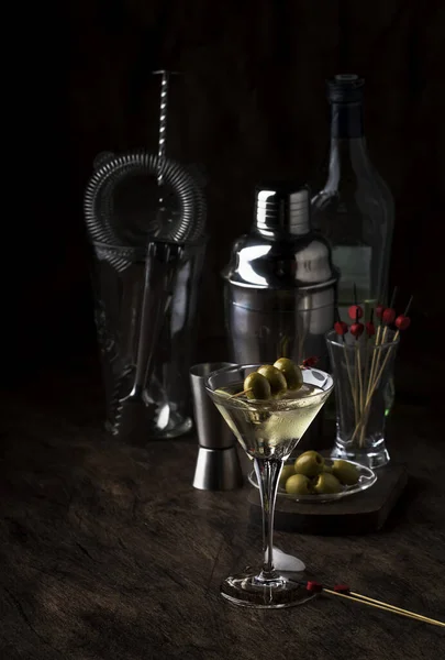 Cocktail Clássico Vodka Martini Com Vermute Seco Vodka Azeitonas Verdes — Fotografia de Stock
