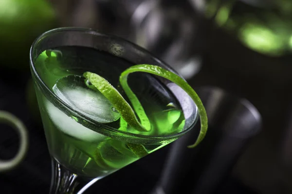 Grünes Alkoholisches Cocktailmartini Glas Mit Trockenem Gin Wermut Likör Limettenschale — Stockfoto