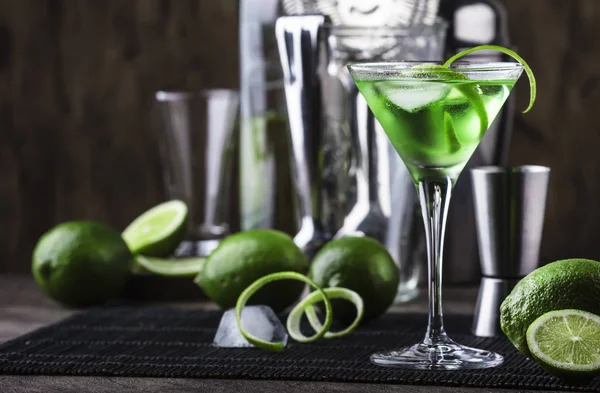 Πράσινο Αλκοολούχο Κοκτέιλ Μαρτίνι Ποτήρι Ξηρό Τζιν Βερμούτ Λικέρ Ξύσμα — Φωτογραφία Αρχείου
