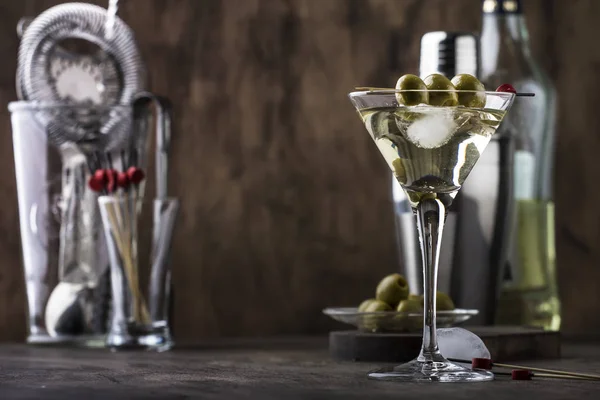 Klasszikus Martini Vodka Koktél Száraz Vermuttal Vodka Zöld Olajbogyóval Bárszerszámok — Stock Fotó